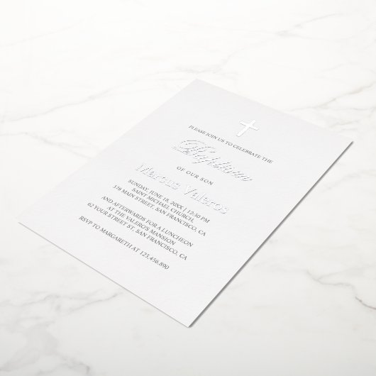 Elegant Simple Navy Blue Silber Cross Taufe Folieneinladung (Gedreht)