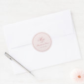 Elegant Simple Pink Monogram Runder Aufkleber (Umschlag)