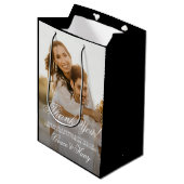 Elegant Simple Script Wedding Vielen Dank Mittlere Geschenktüte (Vorderseite Schrägansicht)