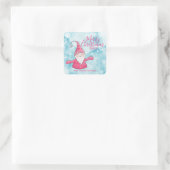 Elegant Snowy Blue and Pink Gnome Frohe Weihnachte Quadratischer Aufkleber (Tasche)