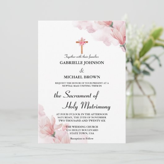 Elegant Soft Pink floral katholische Wed Nuptial M Einladung (Stehend Vorderseite)