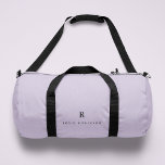 Elegant Sophisticated Classic Monogram Lilac Duffle Bag<br><div class="desc">Ein elegantes mininistisches Design mit klassischem Typografie-Initial und schwarzem Namen auf einem pastellfarbenen lila Lavendel lila Hintergrund. Das perfekte personalisierte Accessoire,  das sich für jeden Anlass leicht anpassen lässt!</div>