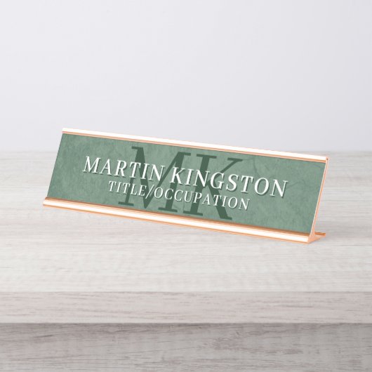 Elegant Stone Texture Dark Green Monogram Name Schreibtischnamensplakette (Vorderseite )