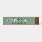 Elegant Stone Texture Dark Green Monogram Name Schreibtischnamensplakette (Vorderseite )