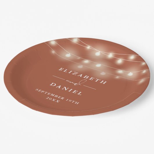 Elegant String Lights Terracotta Wedding Pappteller (Schrägansicht)