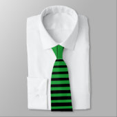 Elegant Striped Tie / Elegante gestreifte Krawatte (Gebunden)