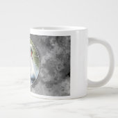Elegant Swan is Swimming in Water Jumbo-Tasse (Rechts)
