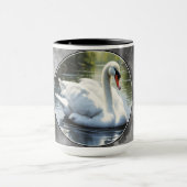 Elegant Swan is Swimming in Water Tasse (Zentrum)