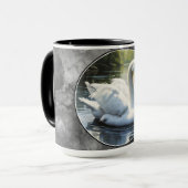 Elegant Swan is Swimming in Water Tasse (Vorderseite Links)