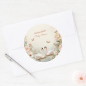 Elegant Swan Lake Floral Baby Shower Runder Aufkleber (Umschlag)