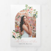 Elegant & Sweet Blush Pink Floral Quinceñera Dreifach Gefaltete Urlaubskarte (Cover)