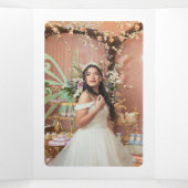 Elegant & Sweet Blush Pink Floral Quinceñera Dreifach Gefaltete Urlaubskarte (Innenseite Mitte)