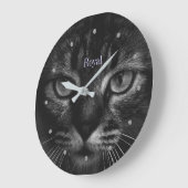 Elegant tabby cat on silver grey shades große wanduhr (Winkel)