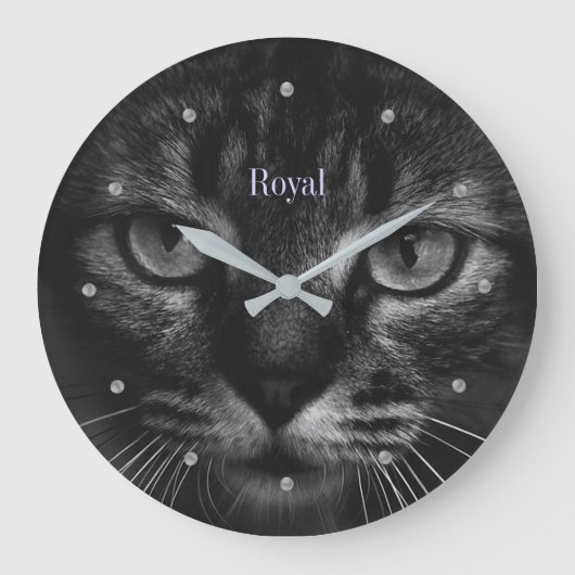 Elegant tabby cat on silver grey shades große wanduhr (Vorderseite)