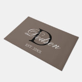 Elegant Tan Brown Script Family Monogram Fußmatte (Schrägansicht)