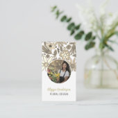 Elegant Tan & White Floral Photo QR Code Logo Visitenkarte (Stehend Vorderseite)