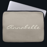 Elegant Taupe Brown Handwriting Script Name Custom Laptopschutzhülle<br><div class="desc">Dieses individuelle Laptop-Gehäuse mit Ihrem Namen in schönen handgeschriebenen Schriftzeichen auf einem stilvollen Taupe Brown-Hintergrund. Tolle Geschenkidee.</div>