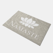 Elegant Taupe Herringbone Namaste White Lotus Fußmatte (Schrägansicht)