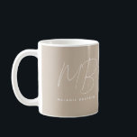 Elegant Taupe Minimalistisch zwei Monogrammnamen Kaffeetasse<br><div class="desc">Die elegante Taupe Two Monogram Name Tasse ist perfekt für Geschäftsführer,  Berater,  Profis oder Geschäftsleute.</div>