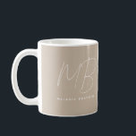 Elegant Taupe Minimalistisch zwei Monogrammnamen Kaffeetasse<br><div class="desc">Die elegante Taupe Two Monogram Name Tasse ist perfekt für Geschäftsführer,  Berater,  Profis oder Geschäftsleute.</div>