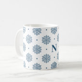 Elegant Teal Snowflake Pattern Monogram Holiday Kaffeetasse (Vorderseite Links)
