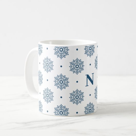 Elegant Teal Snowflake Pattern Monogram Holiday Kaffeetasse (Vorderseite Links)