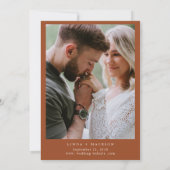 Elegant Terracotta Wappen Monogram Wedding Einladung (Rückseite)