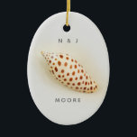Elegant Tropical Junonia Florida Beach Muschel Nam Keramik Ornament<br><div class="desc">Elegante tropische Junonia Florida Beach Muschel Name Ornament. Diese perfekte Junonia Beach Muschel ist fotografiert mit hochauflösender Makrofotografie und wird in der Junonia Beach Muschel Collection vorgestellt. Personalisieren Sie Ihre ersten Initialen und Ihren Namen. Junonia-Weichtiere leben in Tiefen des Küstenmeeres von über 30 Metern, daher finden Beach Combers diese Edelsteine...</div>