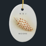 Elegant Tropical Junonia Florida Beach Muschel Nam Keramik Ornament<br><div class="desc">Elegante tropische Junonia Florida Beach Muschel Name Ornament. Diese perfekte Junonia Beach Muschel ist fotografiert mit hochauflösender Makrofotografie und wird in der Junonia Beach Muschel Collection vorgestellt. Personalisieren Sie Ihre ersten Initialen und Ihren Namen. Junonia-Weichtiere leben in Tiefen des Küstenmeeres von über 30 Metern, daher finden Beach Combers diese Edelsteine...</div>