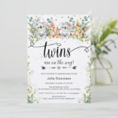 Elegant Twins Koalas Kangaroos Safari Baby Shower Einladung (Stehend Vorderseite)