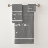 Elegant Two wird ein graues und weißes Monogramm Badhandtuch Set (Insitu)