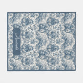Elegant Vintag Blue Toile de jouy monogram Fleecedecke (Vorderseite (Horizontal))