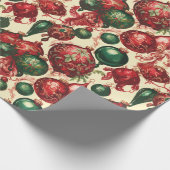Elegant Vintag Red Green Christmas Baubles Beige Geschenkpapier (Ecke)