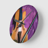 Elegant Violin on Purple Silk, Runde Clock Runde Wanduhr (Winkel)