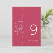 Elegant Viva Magenta Script Wedding Tischnummer (Stehend Vorderseite)