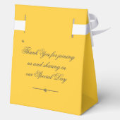Elegant Warm Sunshine Yellow Script Names Wedding Geschenkschachtel (Rückseite)