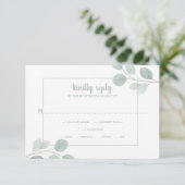 Elegant Watercolor Eucalyptus Branch Wedding RSVP Karte (Stehend Vorderseite)