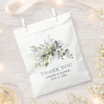 Elegant Watercolor Greenery Dusty Blue Wedding Geschenktütchen<br><div class="desc">Die moderne Botanische Gastgeschenk Hochzeit Bag mit elegantem Watercolor umfasst Eukalyptus-Blätter,  grünes botanisches Blattwerk,  staubblaue Blätter und andere wunderschöne botanische Pflanzen. Blauer Text.</div>