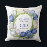 Elegant Watercolor Tulip Wreath Wedding Blue Ivory Kissen<br><div class="desc">Feiern Sie Ihren großen Tag in zeitloser Eleganz mit diesem romantischen Hochzeitsdesign mit einem Aquarellkranz von Tulpen in sanften Farbtönen von königsblau, Lavendel, Elfenbein und Powderblau. Ideal für feierliche Hochzeiten oder für Gartenaufführungen bietet dieses Tulpenthema ein poetisches und raffiniertes Aussehen in Ihrer Schreibwarensaison. Es ist vollständig für Namen, Datum und...</div>