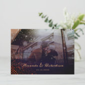 Elegant Wavy Burgundy Overlay Foto Wedding Einladung (Stehend Vorderseite)