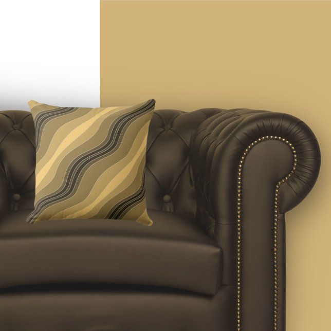 Elegant Wavy Lines Muster Sandy Brown Kissen (Von Creator hochgeladen)