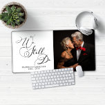 Elegant Wedding Anniversary Vow Renewal Schreibtischunterlage<br><div class="desc">Eleganter Hochzeitstil Vow Renewal Foto Desk Mat Mouse Pad mit eleganter Schriftzeichen-Typografie in modernem,  klassischem Schwarz und Weiß. Fügen Sie einfach Ihr eigenes Foto und Details für ein atemberaubendes Design hinzu!</div>