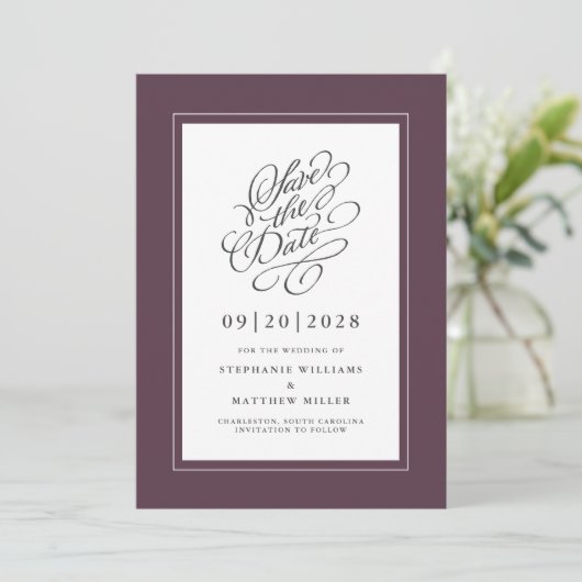Elegant Wedding Calligraphy Script Chic Lila Save The Date (Stehend Vorderseite)