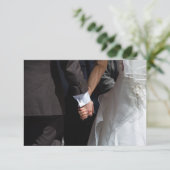 Elegant Wedding Couple Holding Hands UAWG RSVP Karte (Stehend Vorderseite)