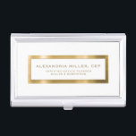 Elegant weiß und Gold Visitenkarten Dose<br><div class="desc">Behalt deine Visitenkarten, organisiert und stilvoll mit diesem eleganten Anwesen in Weiß und Gold, das die Visitenkarten für die Visitenkarte plant. Das Gehäuse ist in gebürstetem Gold mit individuelle Name und Titel auf einem knalligen, weißen Hintergrund bedruckt. Das schlanke und schlanke Design ermöglicht eine einfache Aufbewahrung in Tasche, Handtasche oder...</div>