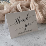 Elegant Weiß und Schwarz Kalligraphie Danke Karte<br><div class="desc">Diese elegante weiße und schwarze Kalligraphie Dankeschön-Karte ist perfekt für eine einfache Hochzeit. Das neutrale Design besticht durch eine minimalistische Karte, die mit romantischer und skurriler Typografie dekoriert ist. Die Innenseite der Karte ist leer, sodass Sie genug Platz haben, um eine durchdachte personalisierte Notiz zu schreiben. Passen Sie die Kartenvorderseite...</div>