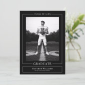 Elegant White & Black Graduate Announcement Einladung (Stehend Vorderseite)