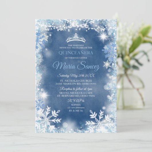 Elegant White Blue Winter Quinceanera Einladung (Stehend Vorderseite)