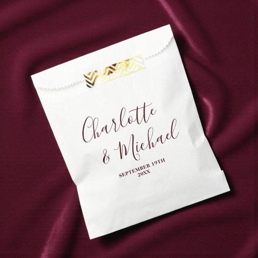 Elegant White & Burgundy Script Minimalist Wedding Geschenktütchen