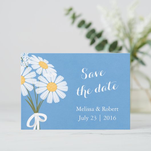 Elegant White Daisies Blue Save the Date Wedding (Stehend Vorderseite)